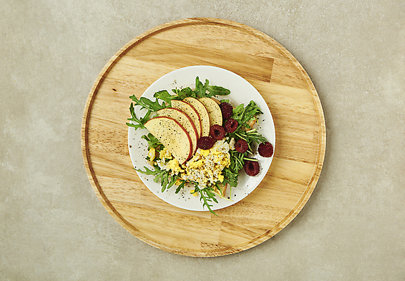 포토 JPG 스튜디오촬영 접시 회색배경 실내 사람없음 하이앵글 아침식사 사과 슬라이스 브런치 건강식 나무쟁반 루꼴라 스크램블 오픈샌드위치 국내포토 식기 음식 뷰포인트 백그라운드 채소 과일 쟁반 샌드위치 내부 목재 식사 회색 계란요리 파일형식