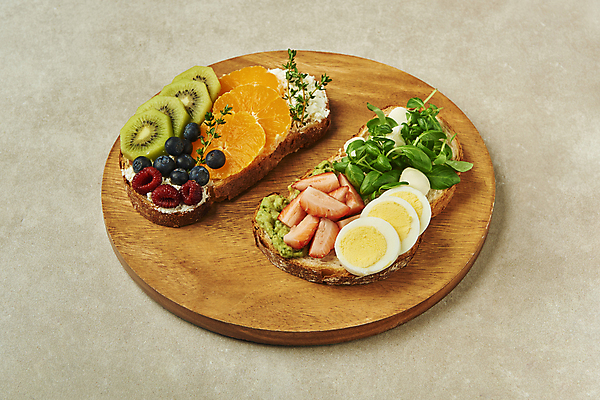 포토 JPG 스튜디오촬영 회색배경 딸기 치즈 귤 실내 키위 사람없음 아침식사 바게트 블루베리 슬라이스 브런치 삶은계란 바질 건강식 과일조각 과카몰리 나무받침 백리향 크림치즈 오픈샌드위치 국내포토 음식 빵 조각 백그라운드 과일 유제품 샌드위치 내부 목재 계란 식사 회색 소스_음식 계란요리 받침대 파일형식