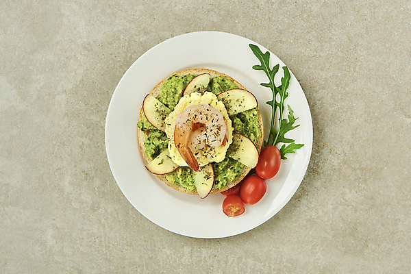 포토 JPG 스튜디오촬영 접시 방울토마토 회색배경 새우 실내 사람없음 하이앵글 아침식사 사과 브런치 베이글 건강식 과일조각 과카몰리 루꼴라 베이글샌드위치 오픈샌드위치 국내포토 식기 음식 빵 뷰포인트 조각 백그라운드 토마토 채소 과일 샌드위치 갑각류 내부 식사 회색 소스_음식 파일형식