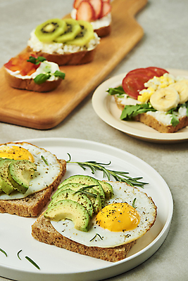 포토 JPG 스튜디오촬영 접시 토마토 회색배경 바나나 실내 키위 사람없음 아침식사 바게트 계란프라이 식빵 슬라이스 브런치 로즈메리 아보카도 건강식 나무도마 스크램블 오픈샌드위치 국내포토 식기 음식 빵 백그라운드 채소 과일 도마 샌드위치 내부 목재 식사 회색 계란요리 허브 파일형식