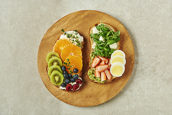 포토 JPG 스튜디오촬영 회색배경 딸기 치즈 귤 실내 키위 사람없음 하이앵글 아침식사 바게트 블루베리 슬라이스 브런치 삶은계란 바질 건강식 과일조각 과카몰리 나무받침 백리향 크림치즈 오픈샌드위치 국내포토 음식 빵 뷰포인트 조각 백그라운드 과일 유제품 샌드위치 내부 목재 계란 식사 회색 소스_음식 계란요리 받침대 파일형식