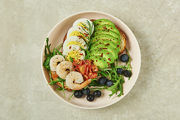 포토 JPG 스튜디오촬영 접시 방울토마토 회색배경 새우 실내 사람없음 하이앵글 아침식사 바게트 블루베리 슬라이스 브런치 삶은계란 아보카도 건강식 루꼴라 오픈샌드위치 국내포토 식기 음식 빵 뷰포인트 백그라운드 토마토 채소 과일 샌드위치 갑각류 내부 계란 식사 회색 계란요리 파일형식