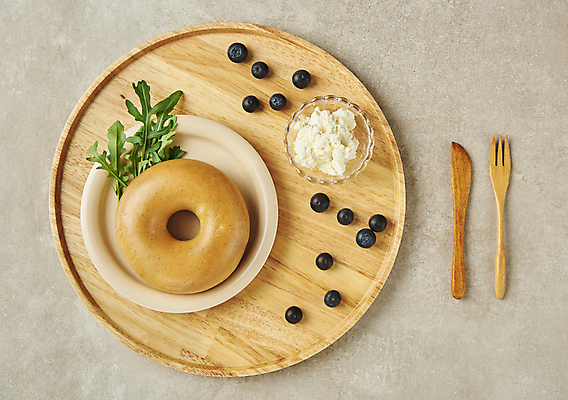 포토 JPG 스튜디오촬영 접시 회색배경 실내 사람없음 하이앵글 아침식사 블루베리 브런치 유리그릇 베이글 건강식 나무쟁반 나무칼 나무포크 루꼴라 크림치즈 오픈샌드위치 국내포토 그릇 식기 음식 빵 뷰포인트 백그라운드 포크 채소 과일 유리 치즈 쟁반 샌드위치 내부 목재 식사 회색 칼 파일형식