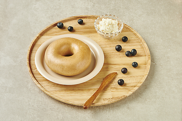 포토 JPG 스튜디오촬영 접시 회색배경 실내 사람없음 아침식사 블루베리 브런치 유리그릇 베이글 건강식 나무쟁반 나무칼 크림치즈 오픈샌드위치 국내포토 그릇 식기 음식 빵 백그라운드 과일 유리 치즈 쟁반 샌드위치 내부 목재 식사 회색 칼 파일형식