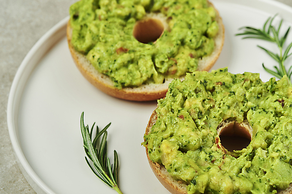 포토 JPG 스튜디오촬영 접시 회색배경 실내 근접촬영 사람없음 아침식사 브런치 베이글 로즈메리 건강식 과카몰리 베이글샌드위치 스프레드 오픈샌드위치 국내포토 식기 음식 빵 뷰포인트 백그라운드 샌드위치 내부 식사 회색 소스_음식 허브 파일형식