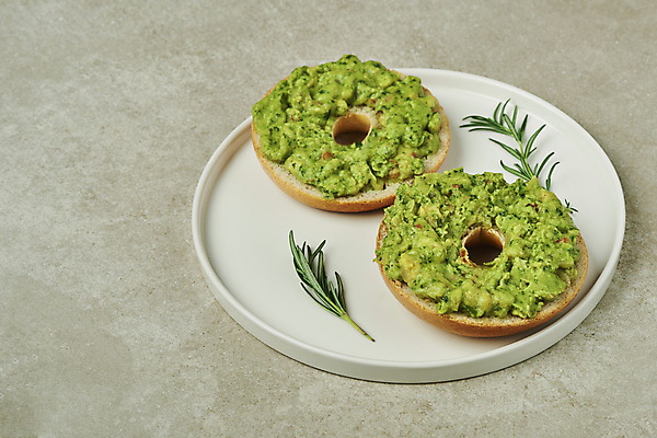 포토 JPG 스튜디오촬영 접시 회색배경 실내 사람없음 아침식사 브런치 베이글 로즈메리 건강식 과카몰리 베이글샌드위치 스프레드 오픈샌드위치 국내포토 식기 음식 빵 백그라운드 샌드위치 내부 식사 회색 소스_음식 허브 파일형식