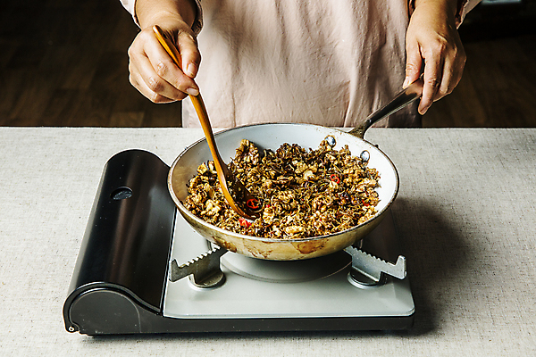 포토 JPG 탁자 실내 요리 한명 들기 상반신 성인 앞모습 잡기 프라이팬 충청남도 버너 특산물 호두 요리중 나무주걱 멸치볶음 천안 성인한명만 국내포토 1 뷰포인트 가구 모션 주방용품 사람 내부 목재 견과류 볶음 주걱 충청도 성인만 파일형식