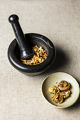 포토 JPG 접시 회색배경 실내 사람없음 충청남도 담기 특산물 호두 막자사발 천안 국내포토 식기 백그라운드 모션 내부 회색 견과류 사발 충청도 파일형식