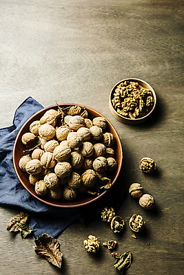 포토 JPG 그릇 접시 실내 사람없음 충청남도 천 담기 특산물 호두 마른잎 천안 나무배경 국내포토 식기 백그라운드 잎 모션 내부 견과류 직물 충청도 파일형식