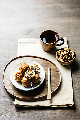 포토 JPG 그릇 접시 단면 디저트 실내 사람없음 머그컵 식탁보 충청남도 특산물 호두 나무쟁반 나무포크 천안 호도과자 나무배경 국내포토 식기 음식 백그라운드 포크 쟁반 내부 목재 컵 과자 견과류 충청도 파일형식