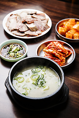 포토 JPG 접시 음식 반찬 김치 실내 사람없음 소고기 깍두기 뚝배기 설렁탕 충청북도 수육 국내포토 청주시 식기 한식 육류 내부 탕 충청도 파일형식