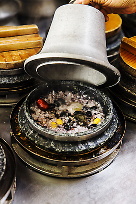 포토 JPG 손 음식 실내 사람없음 신체부위 주방 뚜껑 잡기 오픈 충청남도 대추 돌솥 돌솥밥 영양밥 은행열매 국내포토 열매 모션 밥 사람 내부 충청도 파일형식