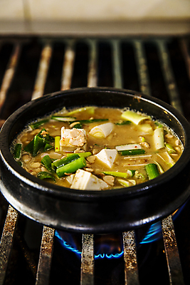 포토 JPG 음식 실내 사람없음 주방 된장 가스레인지 충청남도 찌개 된장찌개 뚝배기 뚝배기청국장 청국장 국내포토 한식 내부 가전제품 레인지 양념 충청도 파일형식