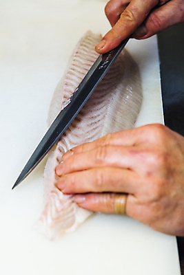 포토 JPG 손 음식 도마 실내 어류 신체부위 생선회 회 충청남도 자르기 식칼 일본음식 국내포토 모션 주방용품 사람 내부 수중동물 충청도 파일형식