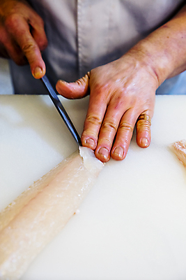 포토 JPG 손 음식 도마 실내 어류 들기 신체부위 생선회 회 충청남도 자르기 식칼 일본음식 국내포토 모션 주방용품 사람 내부 수중동물 충청도 파일형식