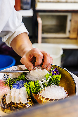 포토 JPG 접시 손 음식 실내 어류 신체부위 주방 생선회 회 충청남도 식칼 음식데코레이션 음식장식 일본음식 국내포토 식기 주방용품 사람 내부 장식 수중동물 충청도 파일형식
