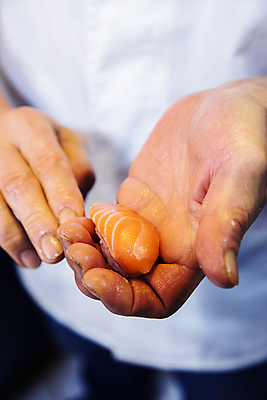 포토 JPG 손 남자 음식 실내 한명 들기 상반신 성인 신체부위 충청남도 연어초밥 일식요리사 일본음식 성인남자한명만 국내포토 1 모션 사람 내부 요리사 초밥 연어 충청도 남자한명만 성인남자만 파일형식