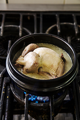 포토 JPG 실내 사람없음 주방 가스레인지 충청남도 뚝배기 보양식 삼계탕 국내포토 청주시 음식 내부 가전제품 레인지 충청도 충청북도 몸보신 파일형식