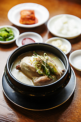 포토 JPG 접시 반찬 실내 사람없음 아웃포커스 충청남도 뚝배기 보양식 삼계탕 국내포토 청주시 식기 음식 촬영기법 내부 충청도 충청북도 몸보신 파일형식