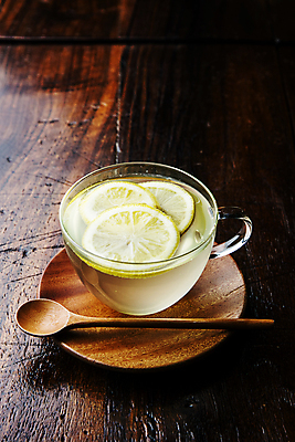 포토 JPG 서울 실내 사람없음 찻잔 레몬 컵받침 나무숟가락 레몬차 나무배경 국내포토 백그라운드 과일 잔 한국 내부 차_음료 숟가락 받침대 파일형식