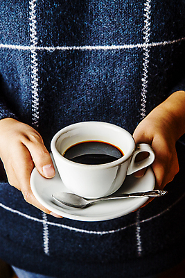 포토 JPG 남자 커피 서울 실내 한명 들기 상반신 성인 앞모습 커피잔 티스푼 컵받침 아메리카노 성인남자한명만 국내포토 1 음료 뷰포인트 모션 잔 한국 사람 내부 숟가락 받침대 남자한명만 성인남자만 파일형식