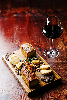 포토 JPG 접시 와인잔 치즈 서울 실내 사람없음 와인 다양 견과류 안주 나무도마 나무배경 국내포토 식기 다수 백그라운드 술잔 유제품 도마 주류 한국 내부 목재 파일형식