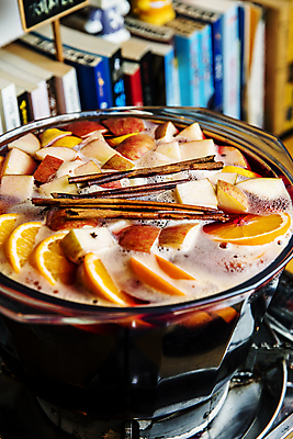 포토 JPG 겨울 오렌지 실내 사람없음 책 냄비 사과 레드와인 버너 겨울음식 끓이기 시나몬스틱 뱅쇼 국내포토 계절 음식 과일 모션 내부 와인 솥 시나몬 파일형식