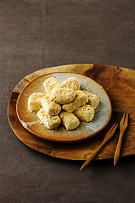 포토 JPG 접시 회색배경 실내 사람없음 전통음식 나무쟁반 나무포크 인절미 콩가루 국내포토 전통 식기 음식 백그라운드 포크 떡 쟁반 내부 목재 회색 가루 파일형식