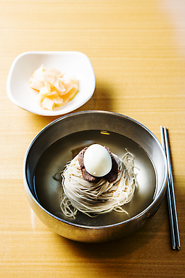 포토 JPG 접시 젓가락 서울 실내 사람없음 냉면 삶은계란 평양냉면 나무배경 국내포토 식기 한식 백그라운드 여름음식 한국 수저 내부 계란 계란요리 파일형식 북한음식