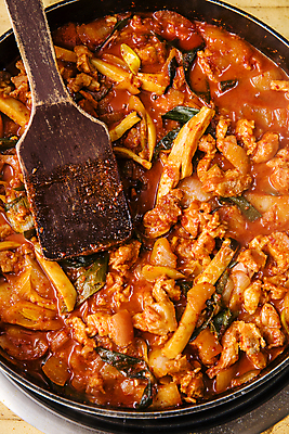 포토 JPG 실내 사람없음 프라이팬 요리중 춘천 나무주걱 닭갈비 춘천닭갈비 국내포토 모션 주방용품 내부 목재 닭고기 강원도 주걱 닭고기요리 파일형식