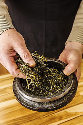 포토 JPG 실내 한명 들기 상반신 성인 앞모습 나물 돌솥 충청북도 곤드레 곤드레밥 나무탁자 제천 성인한명만 국내포토 1 뷰포인트 채소 모션 탁자 밥 사람 내부 충청도 성인만 파일형식