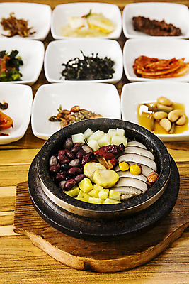 포토 JPG 접시 반찬 실내 사람없음 버섯 대추 돌솥 충청북도 나무받침 돌솥밥 영양밥 제천 은행열매 국내포토 식기 열매 음식 밥 내부 목재 받침대 충청도 파일형식