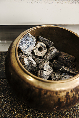 포토 JPG 그릇 바닥 실내 사람없음 담기 연료 유기 숯 울산 언양 국내포토 식기 모션 한국 내부 파일형식