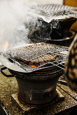 포토 JPG 실내 사람없음 전통음식 소고기 연기 화로 불고기 석쇠구이 화로구이 언양 언양불고기 국내포토 전통 그릇 한식 음식 육류 내부 구이 울산 파일형식