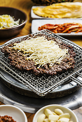 포토 JPG 반찬 사람없음 아웃포커스 전통음식 소고기 그릴 구이 팽이버섯 불고기 나무탁자 석쇠구이 언양 언양불고기 국내포토 전통 한식 음식 탁자 주방용품 촬영기법 육류 버섯 울산 파일형식