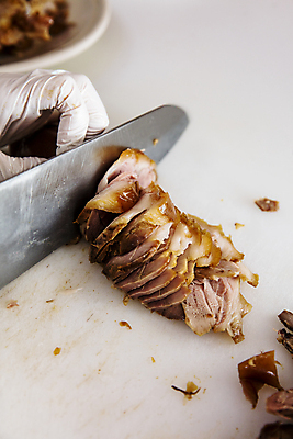 포토 JPG 접시 손 장갑 도마 돼지고기 신체부위 자르기 족발 식칼 울산 떡썰기 국내포토 식기 잡화 모션 주방용품 한국 육류 사람 파일형식