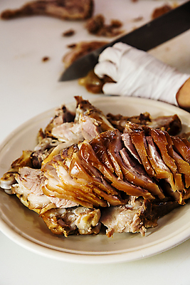 포토 JPG 그릇 손 도마 돼지고기 들기 아웃포커스 신체부위 식당 잡기 자르기 담기 족발 식칼 울산 국내포토 식기 모션 주방용품 한국 촬영기법 육류 사람 상점 파일형식
