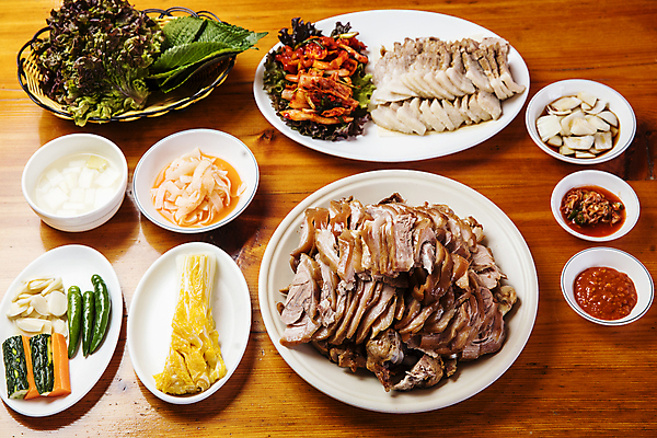 포토 JPG 접시 반찬 실내 돼지고기 사람없음 양념 된장 상추 보쌈 족발 백김치 울산 쌈채소 나무배경 국내포토 식기 한식 음식 백그라운드 채소 김치 한국 육류 내부 파일형식