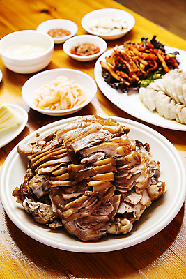 포토 JPG 접시 반찬 김치 실내 돼지고기 사람없음 보쌈 족발 울산 나무탁자 국내포토 식기 한식 음식 탁자 한국 육류 내부 파일형식