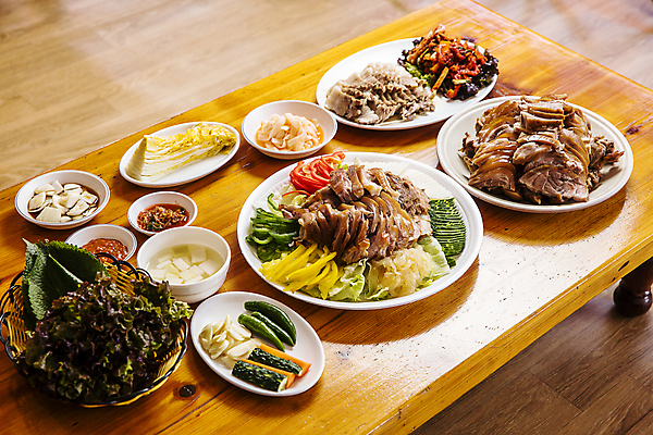포토 JPG 그릇 반찬 돼지고기 사람없음 상추 나무바닥 보쌈 정식 족발 백김치 울산 나무탁자 쌈채소 국내포토 식기 한식 음식 채소 탁자 김치 바닥 한국 육류 파일형식