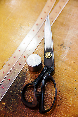 포토 JPG 실내 줄자 사람없음 초크 울산 의상실 재단가위 나무배경 국내포토 백그라운드 한국 가위_도구 자 내부 파일형식