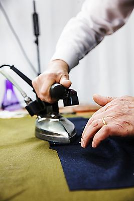 포토 JPG 손 옷 실내 정장 신체부위 직물 잡기 다리미 다림질 울산 의상실 맞춤 국내포토 가사 모션 한국 사람 내부 가전제품 파일형식