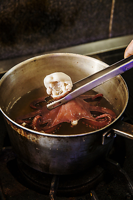 포토 JPG 음식 실내 집게 사람없음 주방 잡기 냄비 해산물 문어 울산 국내포토 모션 연체동물 한국 내부 수중동물 솥 파일형식