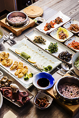 포토 JPG 접시 반찬 수저 실내 사람없음 회 뚜껑 복어 해산물 간장 울산 나무받침 나무탁자 영양밥 국내포토 식기 음식 탁자 밥 한국 어류 내부 목재 양념 받침대 파일형식