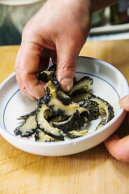 포토 JPG 접시 손 실내 신체부위 회 잡기 해산물 해삼 울산 나무도마 국내포토 식기 음식 모션 도마 한국 사람 내부 목재 파일형식