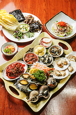 포토 JPG 접시 반찬 쟁반 실내 사람없음 해물요리 회 해산물 배추 전복 가리비 해삼 울산 과메기 나무배경 국내포토 식기 음식 백그라운드 채소 조개 어패류 한국 내부 파일형식