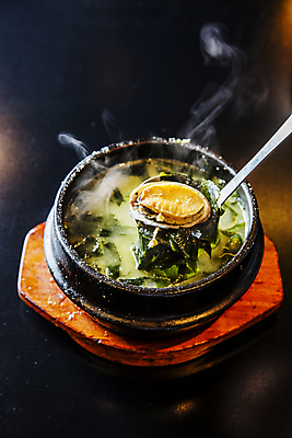 포토 JPG 한식 검은배경 실내 들기 사람없음 연기 해산물 국자 뚝배기 전복 미역 나무받침 미역국 국내포토 음식 백그라운드 모션 주방용품 어패류 내부 목재 검은색 해조류 받침대 국 파일형식