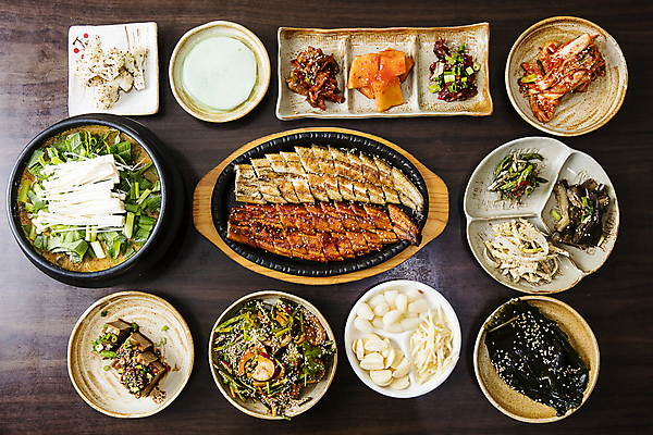 포토 JPG 접시 한식 반찬 실내 사람없음 상차림 장어 보양식 장어구이 나무받침 플랫레이 나무배경 국내포토 식기 음식 백그라운드 어류 내부 목재 플랫 받침대 생선요리 몸보신 파일형식