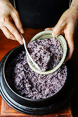 포토 JPG 손 한식 실내 들기 신체부위 담기 밥그릇 나무탁자 돌솥밥 밥주걱 흑미밥 국내포토 그릇 음식 모션 탁자 밥 사람 내부 주걱 파일형식