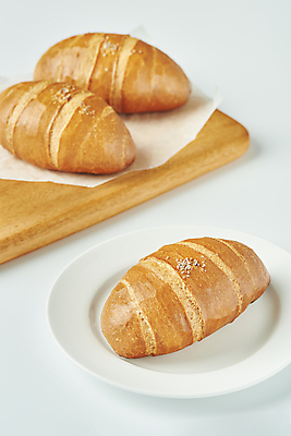 포토 식기 웰빙 종이 빵 백그라운드 도마 실내 내부 목재 흰색 파일형식 소금 유기농 기름종이 접시 스튜디오촬영 JPG 소금빵 사람없음 흰배경 나무도마 탄수화물 국내포토